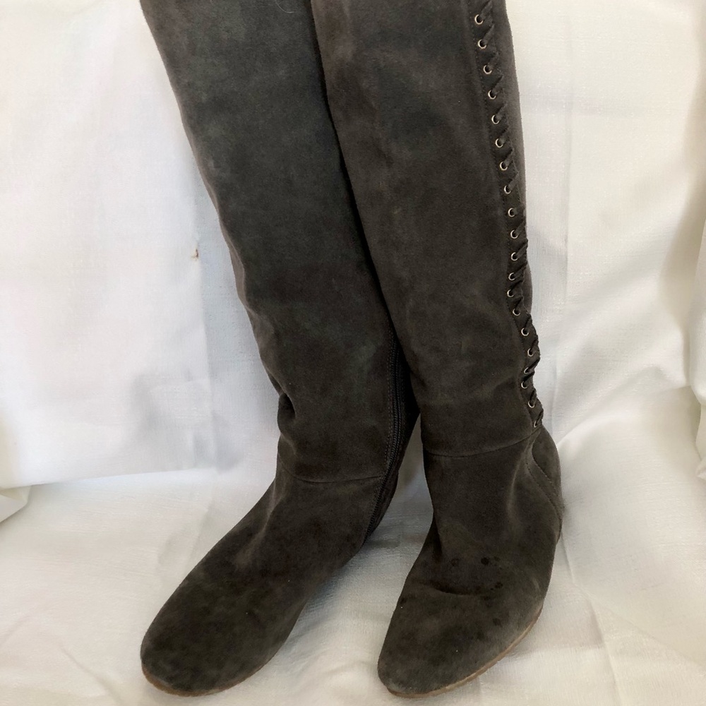 Isola gray knee high suede boots size 8 3/4 side zipper grommets